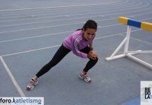 Estiramiento aductor de la cadera con flexión de rodilla (de pie)