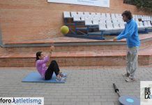 Ejercicios de fuerza: abdominales con balón medicinal
