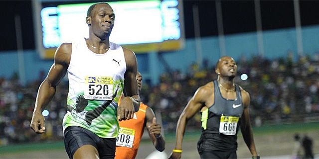Usain Bolt pone la velocidad al rojo vivo en Kingston
