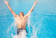8 ejercicios para conseguir unos buenos abdominales en la piscina