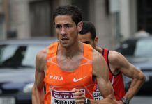 Pedro Nimo gana una Behobia teñida de luto