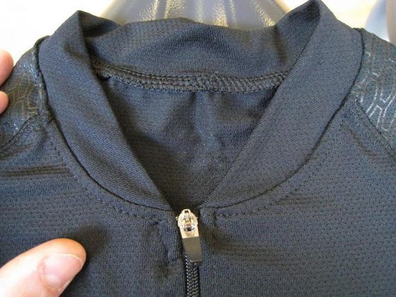 20141203 Sural Camiseta MC Cremallera R 038T Detalle Cuello