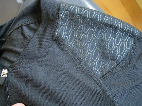 20141203 Sural Camiseta MC Cremallera R 038T Detalle Hombros
