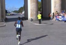 Monólogo maratoniano de Kipchoge ante la puerta de Brandenburgo