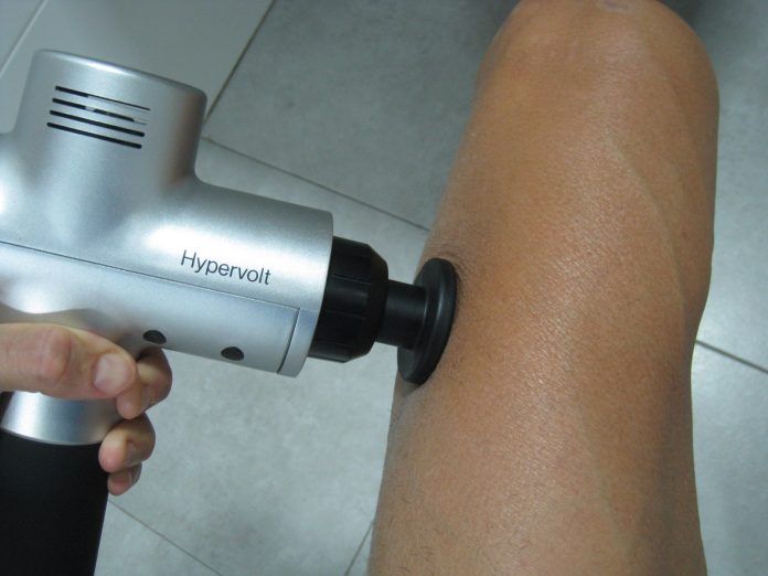 Hyperice Hypervolt Aplicando Muslo