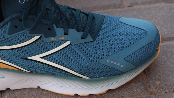 Diadora Mythos Blushield Volo 4 Upper exterior
