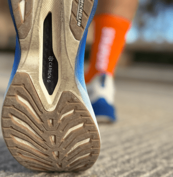 Una es imbatible en Hyrox por 80€ y la otra te salva la maratón: las placas de carbono de Olympikus Olympikus Corre Supra 2 Suela delante