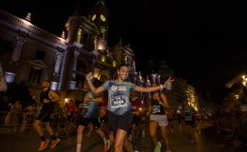 La gran noche del running valenciano corona a Pablo Alba y Beatriz Álvarez en la 15K Nocturna Valencia 15knocturna valencia 2026 1